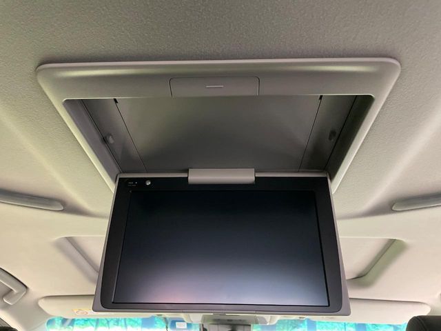 【フリップダウンモニター】大画面モニターで後席でもエンタメをお楽しみいただけます。小さなお子様にも大人気の装備です♪