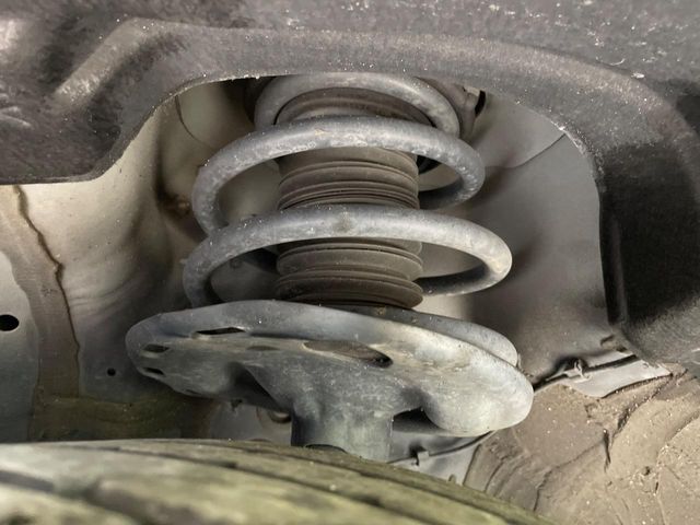 お車を安心してお乗りいただく為には、足回りの定期点検が欠かせません。サービスサポート（有償保証）では無料点検もご提供しており、安心のカーライフをお過ごしいただけるサポート体制が整っています。