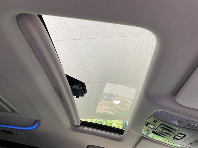 【大型サンルーフ】車内の解放感が一気に上がる大型のパノラマルーフ！季節を問わず開放的で快適なドライブをお楽しみいただけます。流通量も少なく希少価値の高い人気の装備です♪