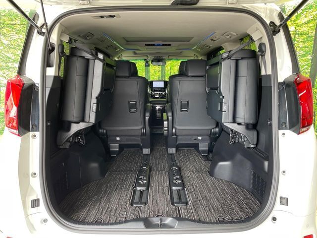 後席を格納すると、これだけの広さが！シーンに合わせたシートアレンジで、大きな荷物も積むことが出来ます♪