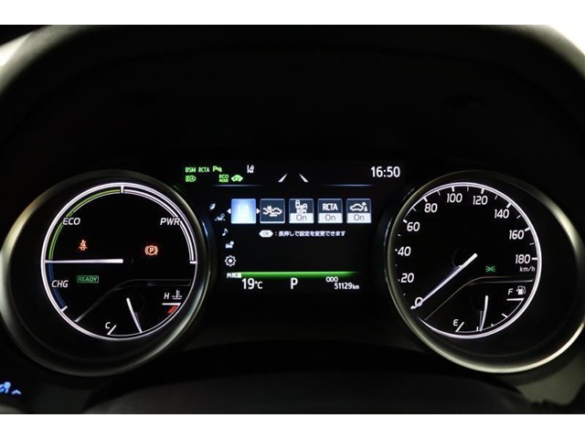 マルチインフォメーションディスプレイ付きのメーターです！エコ運転へ導く多彩な情報を表示してくれます。