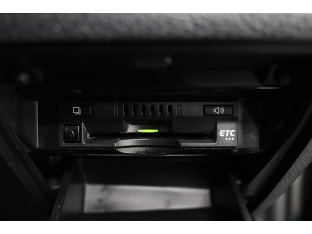 スッキリ装着されたビルトインタイプのETC！高速道路走行の料金所をノンストップで通過できます。※ ETCカードのお申し込みも当社にお任せ下さい！