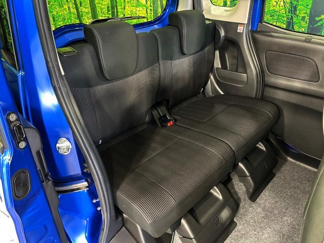 後部座席も気になるようなキズ・汚れやへたり等、大きなダメージはなく、良好な状態です。