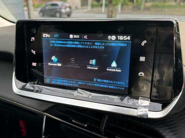 AppleCarPlay/AndroidAutoに対応するスマートフォン接続機能「Peugeotミラースクリーン」を搭載。