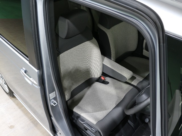 程よい硬さとホールド性が高いシートで長時間運転も快適です。