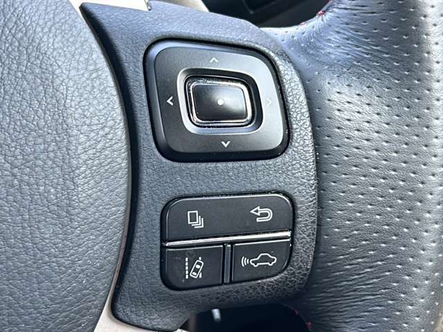 【レーントレーシングアシスト（LTA）】レーダークルーズコントロール使用時に、車線の中央を走るように支援したりお知らせしたりして、車線逸脱を防ぎます！機能には限界があるためご注意ください。