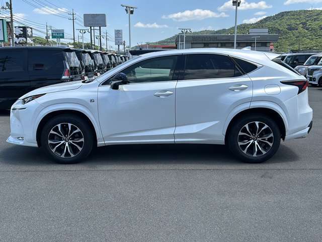 【左】お車を左から見るとこのような感じです。ヘッドライトの形や、エアロなどの装備品を確認できます。
