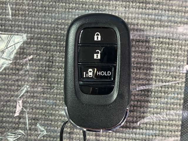 【スマートキー＆プッシュスタート】カギを取り出さずにドアの開閉＆エンジン始動が可能！便利でスマートな快適装備です♪