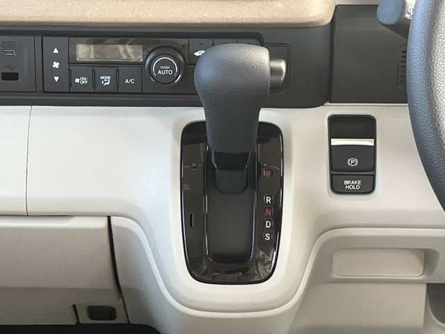 【電動パーキング＆ブレーキオートホールド】信号待ちでもブレーキを踏み続ける必要がなく、快適で安心なドライブをサポートします。