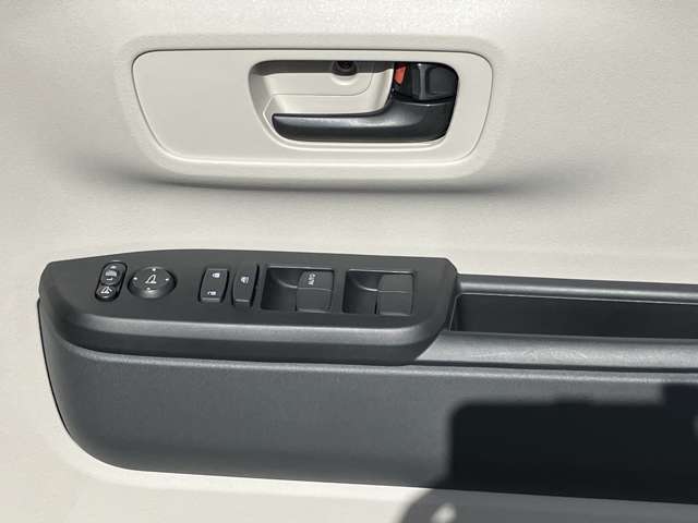 【パワーウィンドウ】全席パワーウィンドウ装備です。ドアミラーの調整と格納が、スイッチで操作可能です。