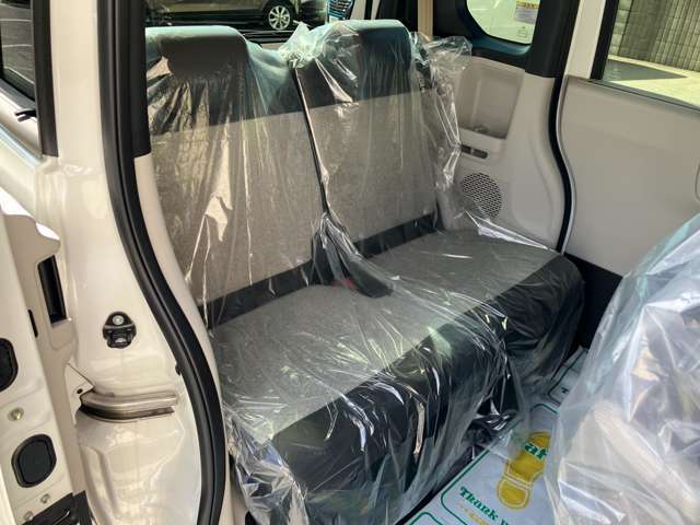 【分割可倒式シート】荷物や乗車人数に合わせて自由にアレンジ可能！大きな荷物も積みやすく、使い勝手が便利なシートです。