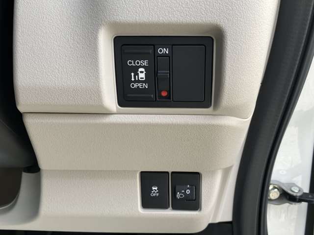 【片側電動スライドドア】スイッチ操作で、スライドドアが操作できるので、小さなお子さんや年配の方にも優しいです。