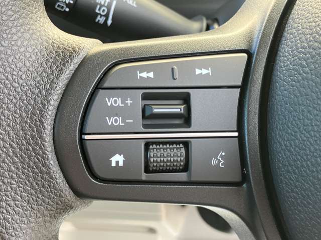 【ハンドルリモコン】運転中でも手を離さずにオーディオ操作ができ、安全性と快適性がアップします。音量調整や曲送りもスムーズで、視線をそらさずに操作できます。