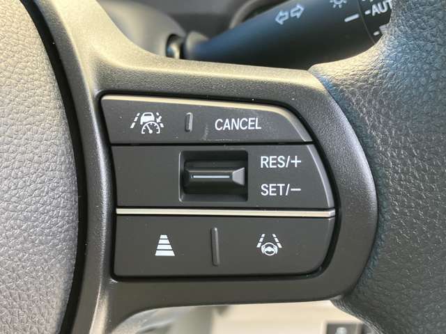 【クルーズコントロール】高速道路などで一定の速度を自動でキープする機能です。アクセルを踏まずに走れるので、長距離運転の疲れを軽減し、快適で安定したドライブをサポートします。