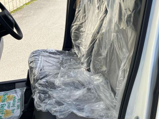 届済み未使用車のため、シートにナイロンかぶってます。