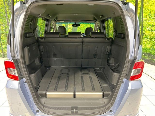 普段のお買い物や通勤、送迎等に十分な荷室スペースを確保しております。セカンドシートを倒すと、大きな荷物の積載も可能です♪
