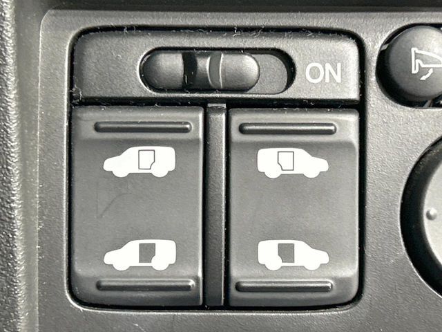 【両側パワースライドドア】スマートキーや運転席のスイッチで後席両側スライドドアの開閉が可能♪電動だから力を入れてドアを開ける必要が無く、小さなお子様でも簡単に開け閉めでき快適です♪