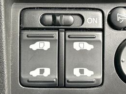 【両側パワースライドドア】スマートキーや運転席のスイッチで後席両側スライドドアの開閉が可能♪電動だから力を入れてドアを開ける必要が無く、小さなお子様でも簡単に開け閉めでき快適です♪
