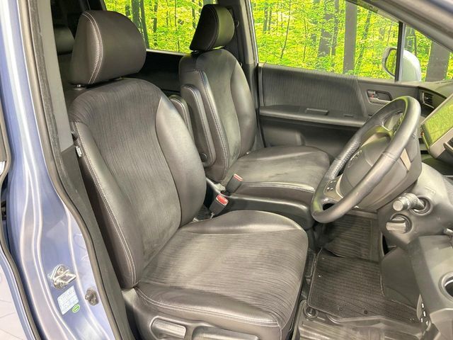 運転席まわりには十分なスペースがあり、大柄な方でもゆったり運転していただける環境です。