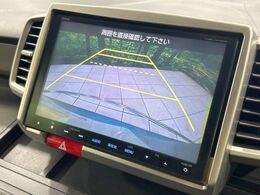 【バックカメラ】駐車時に後方がリアルタイム映像で確認できます。大型商業施設や立体駐車場での駐車時や、夜間のバック時に大活躍！運転スキルに関わらず、今や必須となった装備のひとつです！