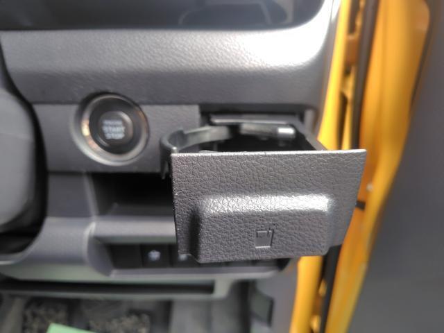 運転席ドリンクホルダーは引き出し式です。