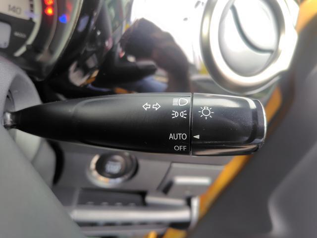 車外の暗さを検知し、自動でライトを点灯させるオートライト機能付きヘッドライト☆消し忘れの心配もございません。