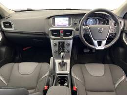 V40D4ダイナミックエディション入荷しました！グレード専用の18インチAWは存在感を与えスタイリッシュな仕上がりに！コンパクトながら迫力満点です！北欧のコンパクトハッチをご堪能下さい！