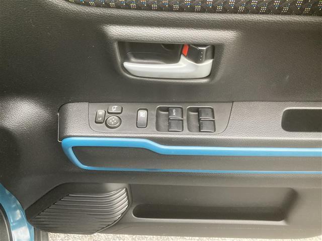 【パワーウインドウ】運転席のスイッチで、各席の窓ガラスの開閉ができます。あると便利ですよね。