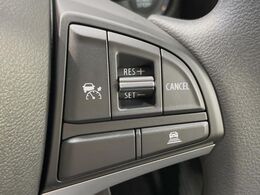 【アダプティブハイビーム】遠くまで明るく照らすハイビームを先行車や対向車に照射しない様、自動で調整！毎回手動で切り替える必要がなく、夜間走行時のストレスも軽減。安全性向上にも寄与します。
