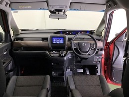 パーキングブレーキはフット式なので運転席と助手席の間はすっきり、移動も楽々です。さっと手が届く位置にセレクトレバーやエアコンスイッチなどがあり操作性に優れています