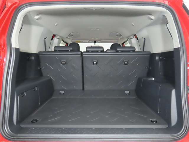 便利な6：4分割可倒式シートです。収納と乗車人数のバランスに優れています♪荷物の大きさに応じたラゲージスペースをフレキシブルに作り出せるので、シーンに応じた使い方ができます♪