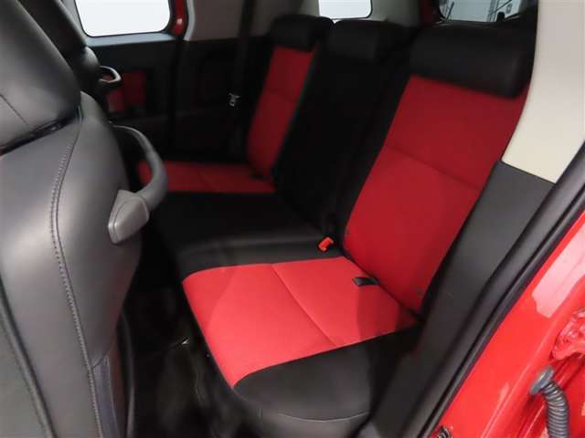 後席は、膝元に十分なスペースを確保！室内も専門のスタッフによる清掃済みでキレイです♪是非一度ご覧ください！