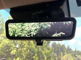 【デジタルインナーミラー】後席の大きな荷物や同乗者で後方が確認しづらい時でも安心！カメラが撮影した車両後方の映像をルームミラー内に表示。クリアな視界で状況の確認が可能です！