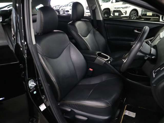 当社販売担当者、仕入担当者、リフトに持ち上げ車検検査員による下廻りチェックをクリアした高品質車を展示しております。