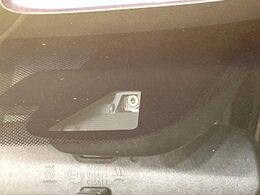 【ホンダセンシング】走行中に前方の車両等を認識し、衝突しそうな時は警報とブレーキで衝突回避と被害軽減をアシスト。より安全にドライブをお楽しみいただけます。