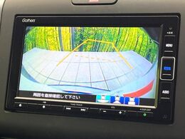 【バックカメラ】駐車時に後方がリアルタイム映像で確認できます。大型商業施設や立体駐車場での駐車時や、夜間のバック時に大活躍！運転スキルに関わらず、今や必須となった装備のひとつです！
