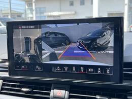【サラウンドビューカメラ】4台の広角カメラで自車の全周囲360度を捉え、様々な角度からの映像を映し出すことで、駐車時の操作をより簡単に行えます。