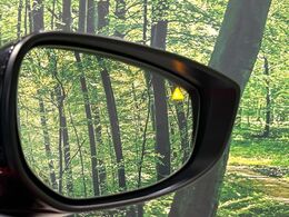 【ブラインドスポットモニタリング】走行中、ドアミラーの死角になりやすい箇所に後続車が接近するとサイドミラー付近に警告を表示、ドライバーに注意喚起をしてくれます。