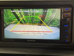 【バックカメラ】駐車時に後方がリアルタイム映像で確認できます。大型商業施設や立体駐車場での駐車時や、夜間のバック時に大活躍！運転スキルに関わらず、今や必須となった装備のひとつです！