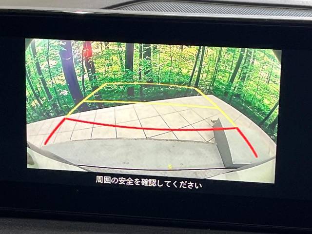 【バックカメラ】駐車時に後方がリアルタイム映像で確認できます。大型商業施設や立体駐車場での駐車時や、夜間のバック時に大活躍！運転スキルに関わらず、今や必須となった装備のひとつです！