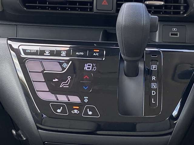 オートエアコン搭載車です。風量を自動で調節します。