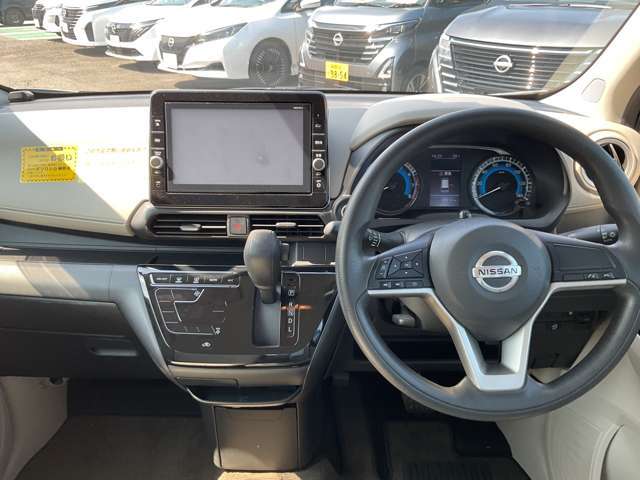 スッキリとまとまった印象のインパネデザイン。足元が広く運転席から助手席への移動もスムースに出来ます。