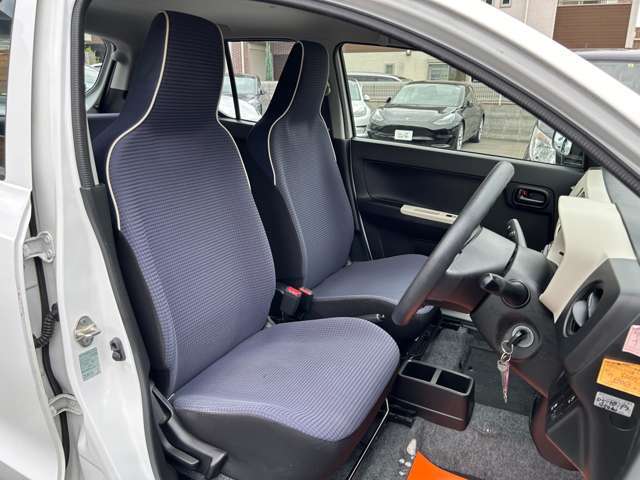 運転席側の写真です。運転席側面、シートの状態をご確認下さい。