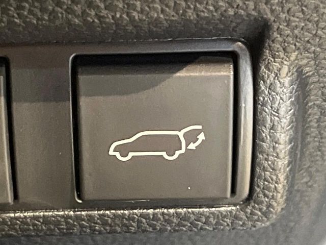 【パワーバックドア】スマートキーや運転席のボタンを押すだけでリアゲートが自動で開閉します！荷物を持っている時や、高い位置にあるバックドアを閉める際に便利な機能です♪