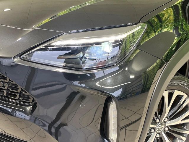 【LEDヘッドライト】悪天候や夜間走行時も良好な視界を確保し安心して運転できる高輝度LEDヘッドライトを装備！点灯速度が早く、消費電力も抑えられています。