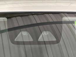 【スマートアシスト】走行中に前方の車両等を認識し、衝突しそうな時は警報とブレーキで衝突回避と被害軽減をアシスト。より安全にドライブをお楽しみいただけます。