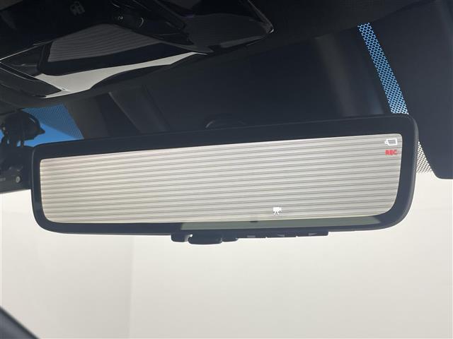 【デジタルインナーミラー】車両後方カメラの映像をミラーに映すことが出来ます。 そのため、後席に人や荷物があって後方が見えづらい場合でもしっかり視界を確保することが出来ます。