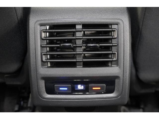 3ゾーンフルオートエアコン（運転席、助手席、後席独立調　　整、自動内気循環機能付き）タッチスライダーコントロール採用。また、リヤにもUSBポートが2つあります。