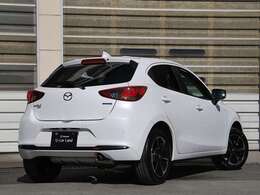 マツダが追い求めた「魂動デザイン」が息づくMAZDA2。研ぎ澄まされたフォルムは、まるで生命が宿ったかのよう。繊細な光の移ろいが、所有する喜びと誇りをもたらします。