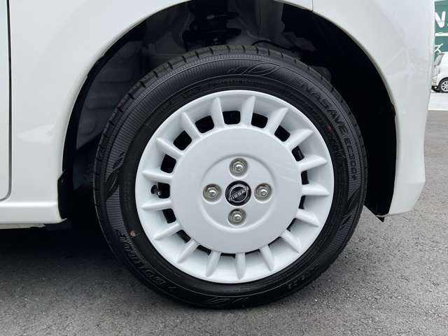 専用14インチアルミホイール（ホワイト）（14×4.5J）付です。